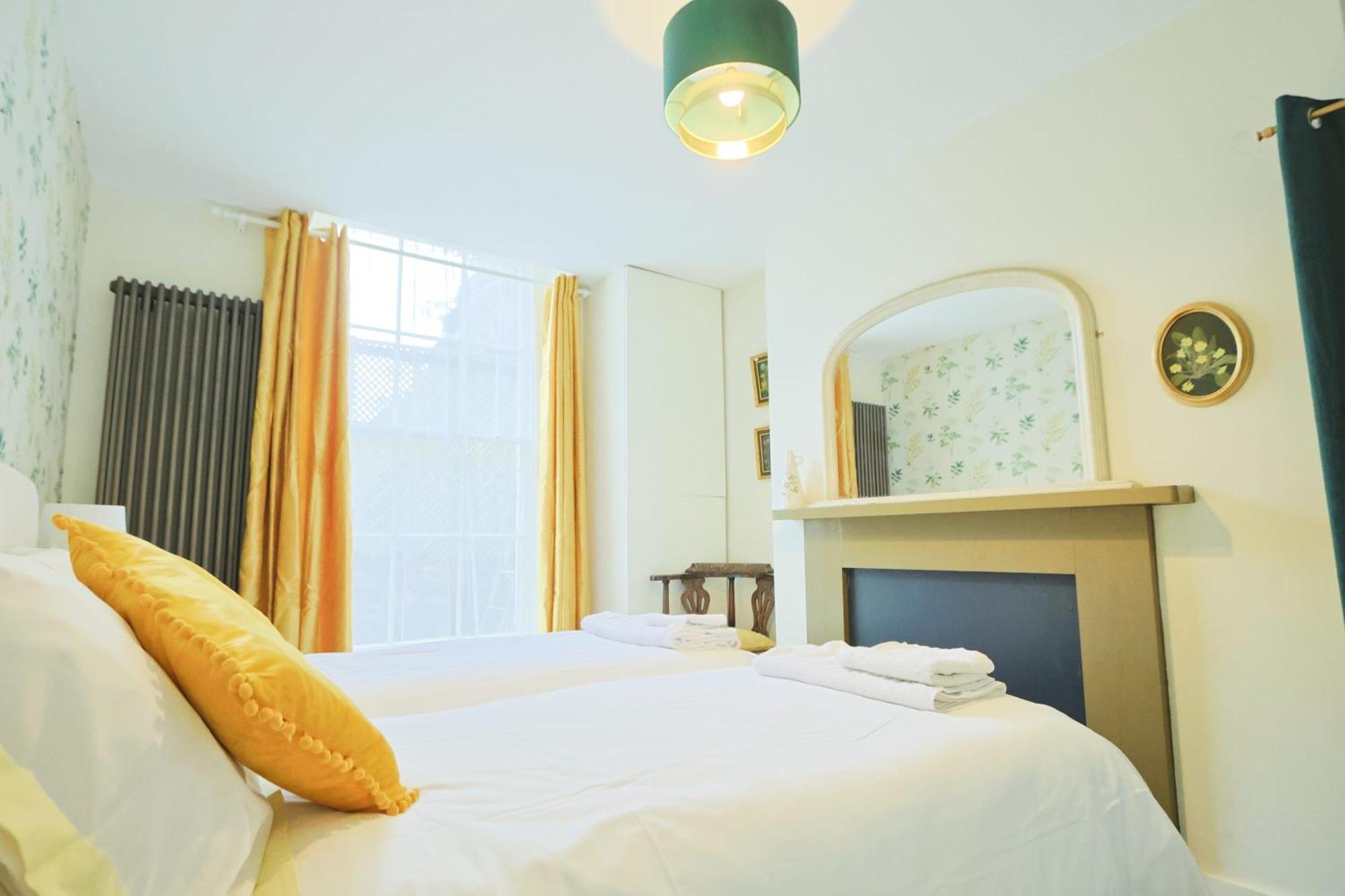 Two Bedroom Flat In Caledonia Place Apartamento